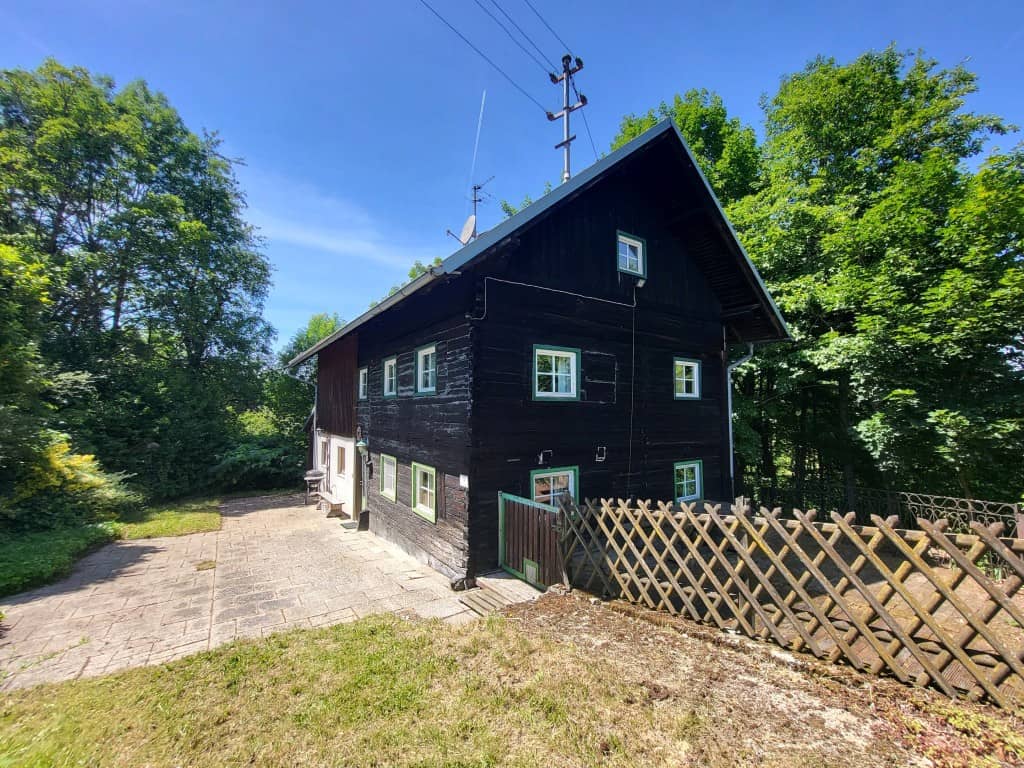 Charmantes Holzhaus mit Kachelofen und Sanierungsbedarf