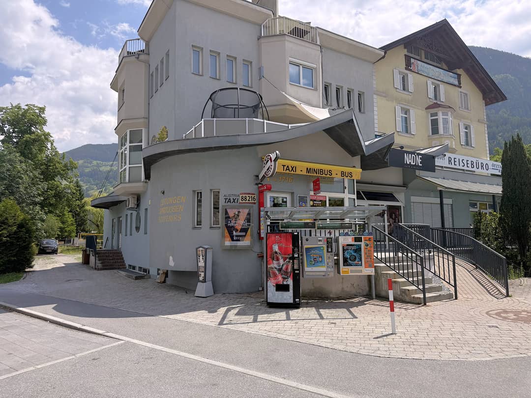 Geschäftsraum mit Außenstellplätzen in Toplage am Bahnhof