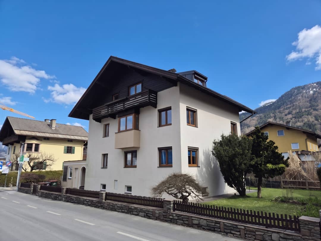 Penthouse flat with balcony and garage parking in prime location