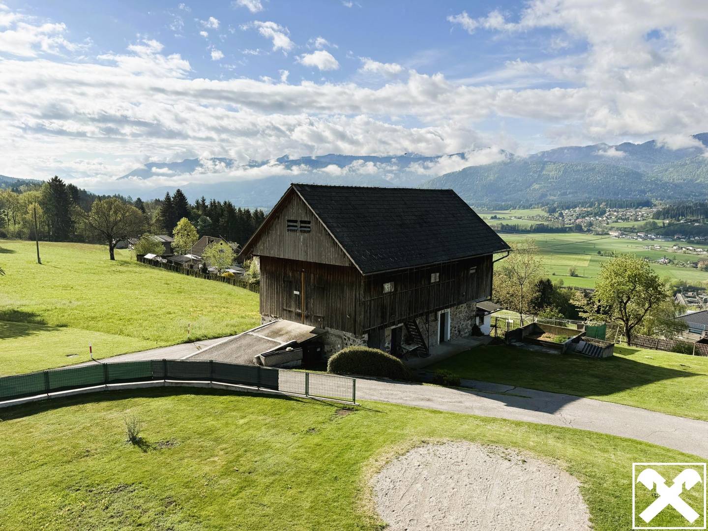 Bauernhaus mit Panoramablick und Stallgebäude