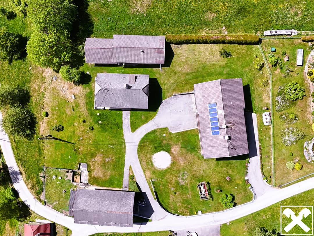 Großzügiges Zweifamilienhaus mit Panoramablick und landwirtschaftlichen Gebäuden