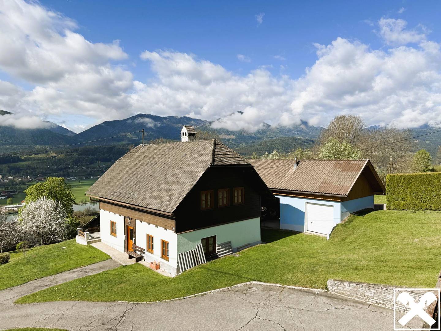 Bauernhaus mit Panoramablick und Stallgebäude
