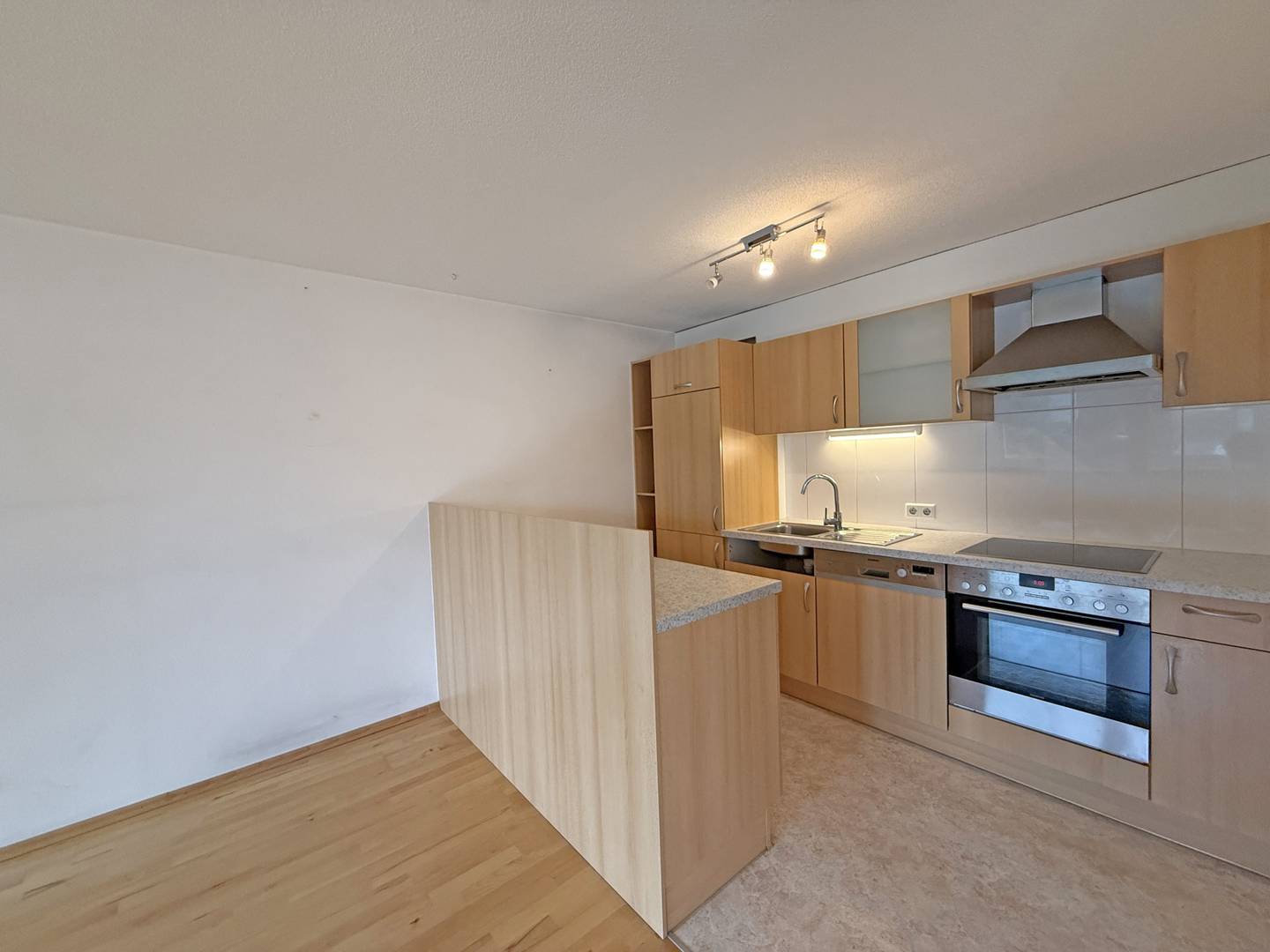 Bright 4 room apartment with parking space in quiet sunny location