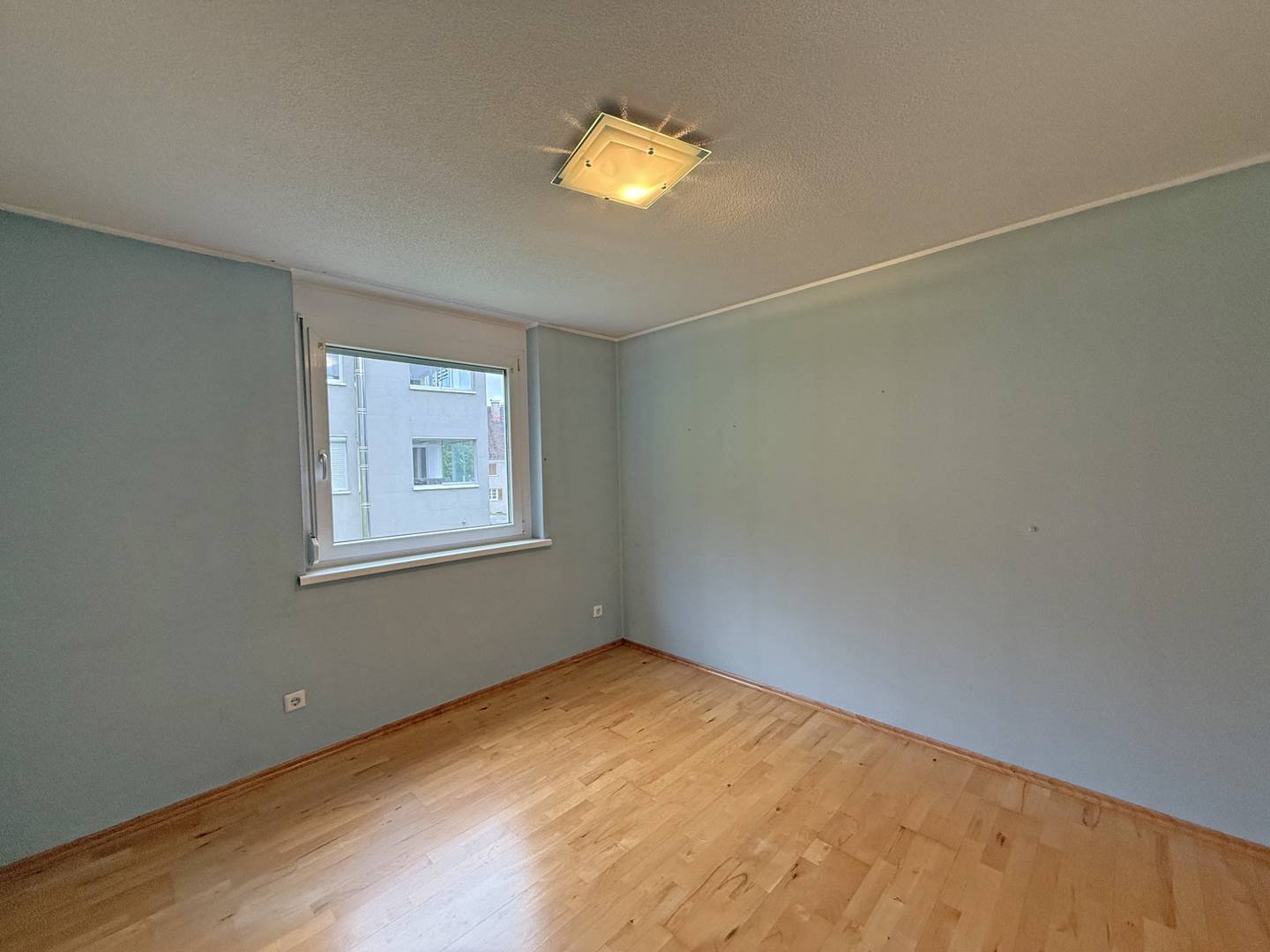 Bright 4 room apartment with parking space in quiet sunny location