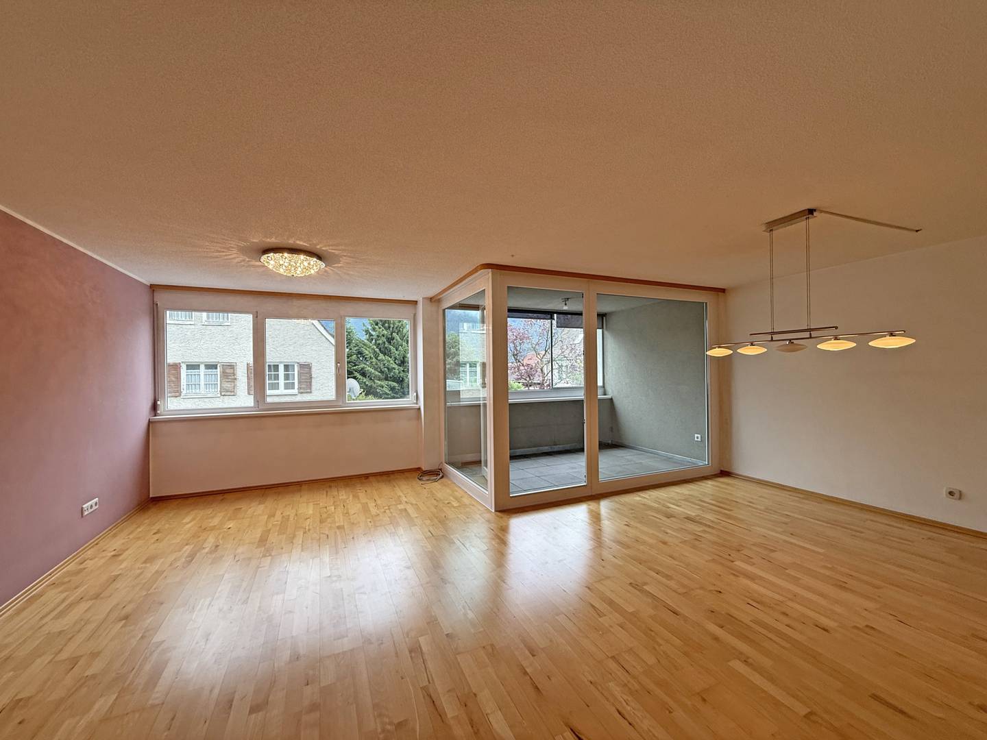 Bright 4 room apartment with parking space in quiet sunny location