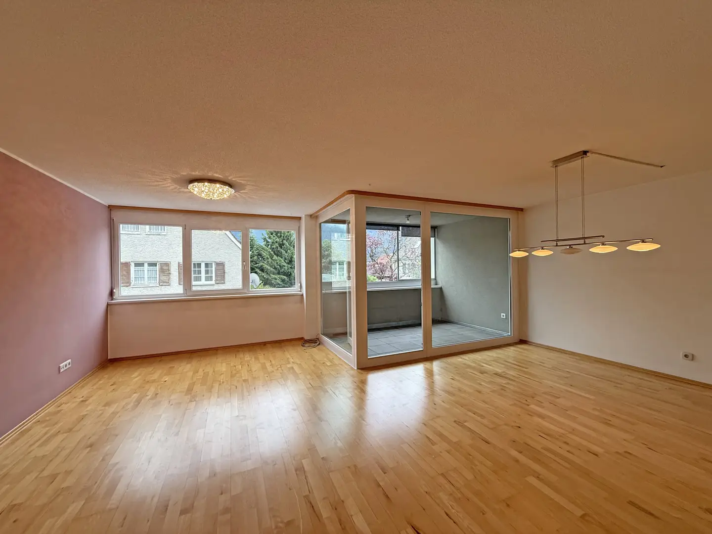 Helle 4 Zimmer Wohnung mit Garagenplatz in ruhiger sonniger Lage