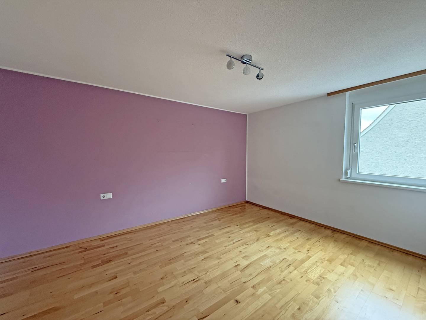 Bright 4 room apartment with parking space in quiet sunny location