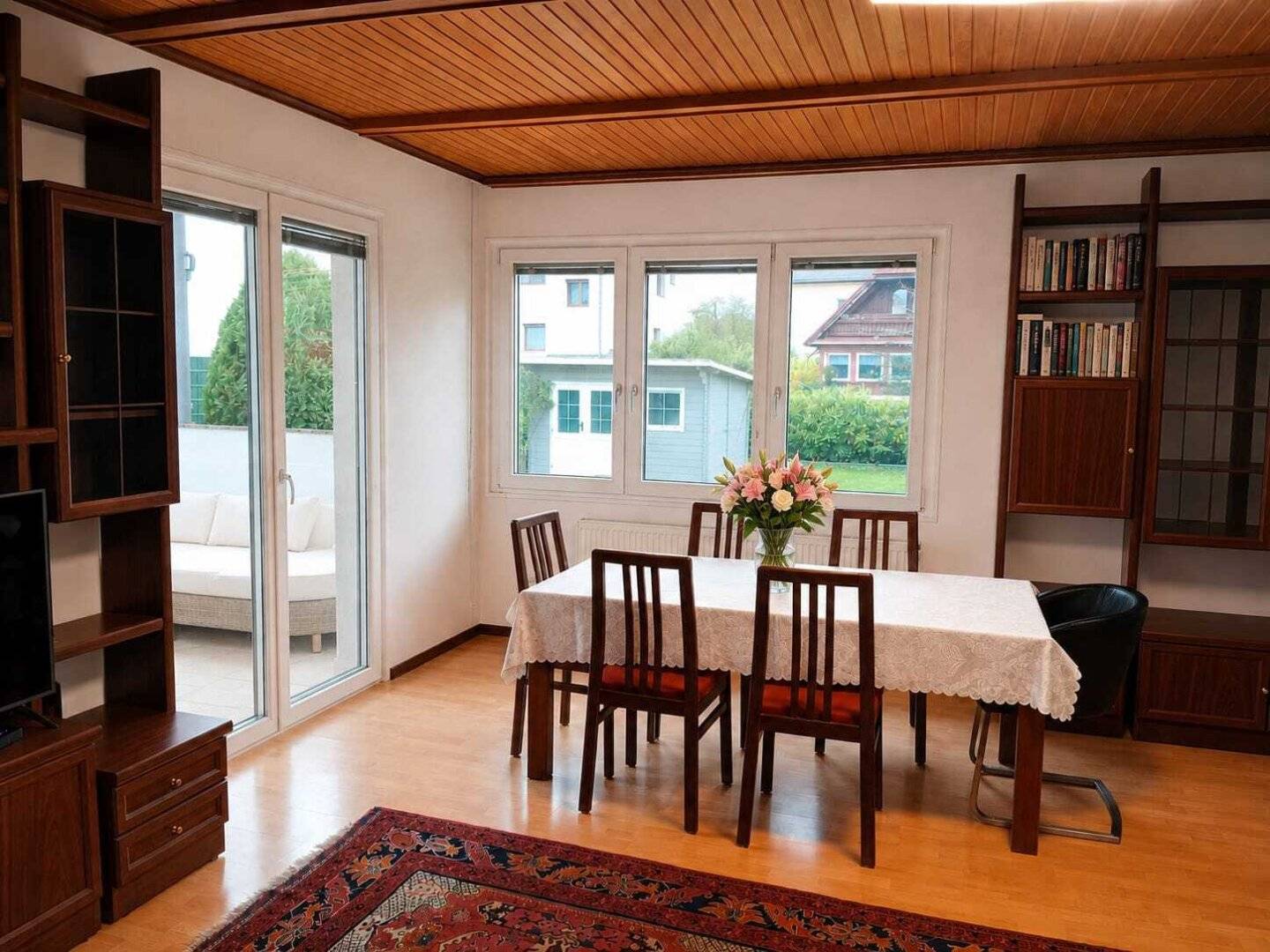 Einfamilienhaus mit großem Garten und Garage
