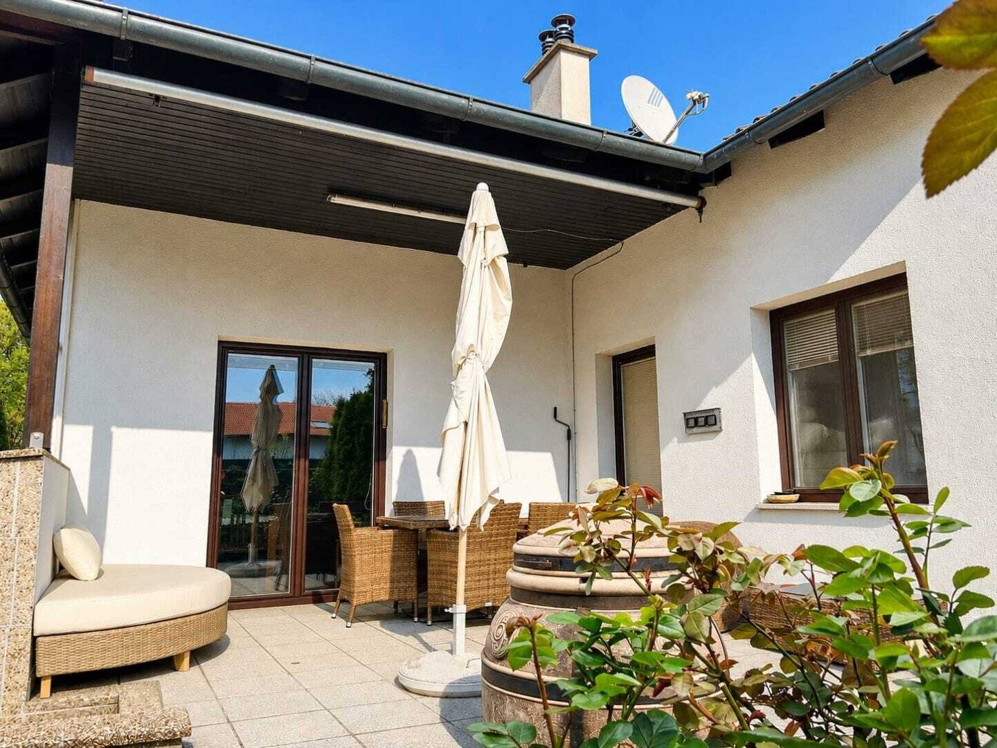 Einfamilienhaus mit großem Garten und Garage