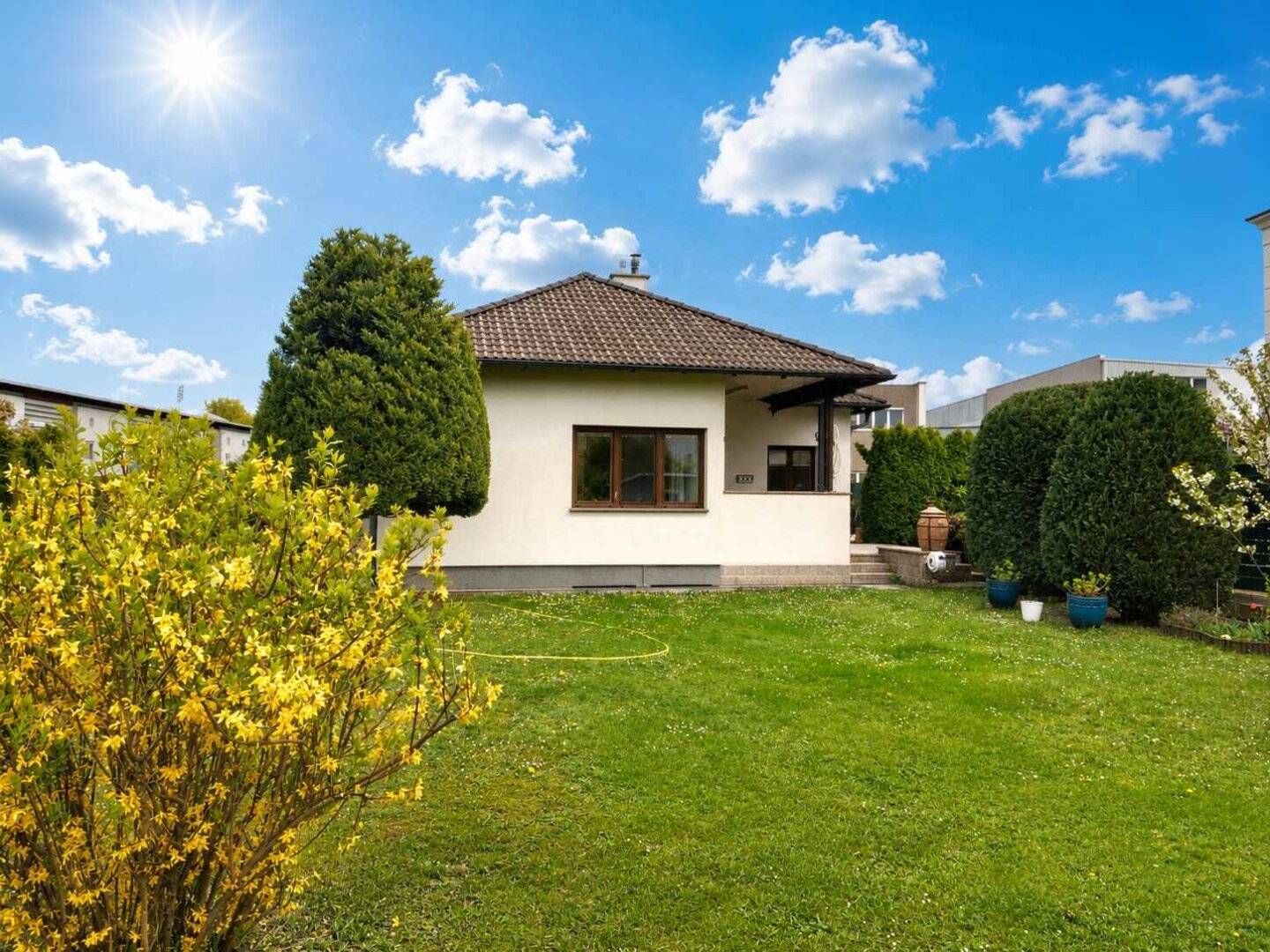 Einfamilienhaus mit großem Garten und Garage