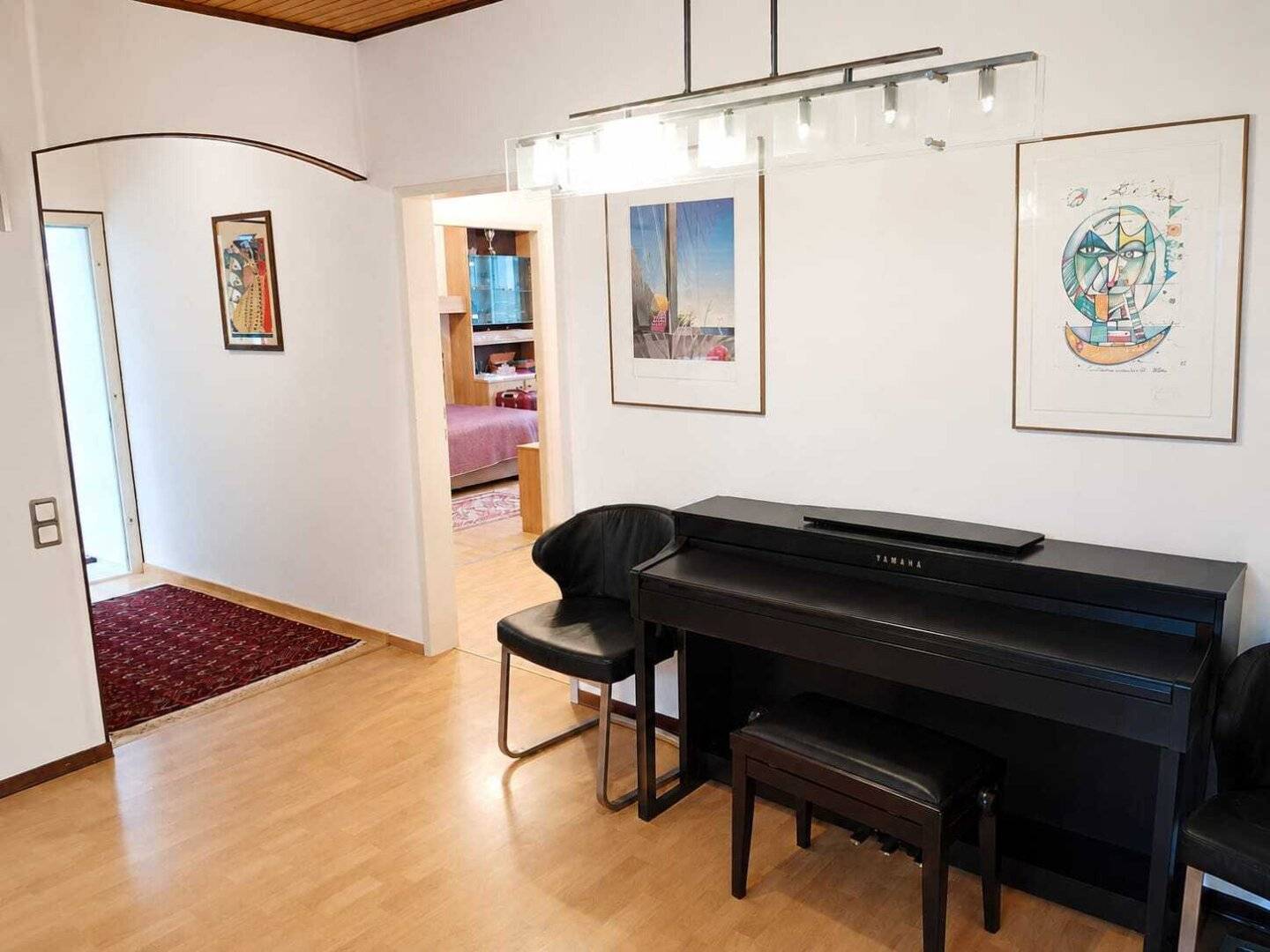 Einfamilienhaus mit großem Garten und Garage