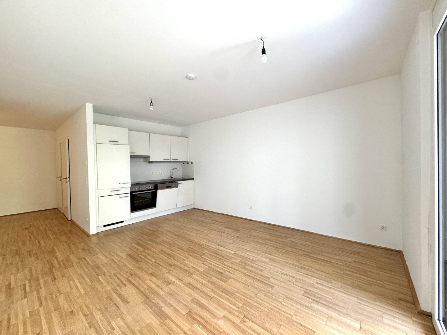 Ground floor apartment with courtyard garden and fitted kitchen