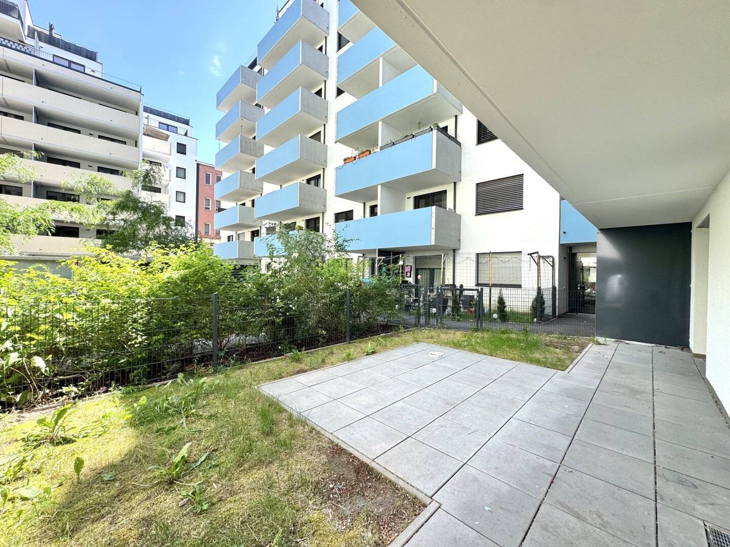 Ground floor apartment with courtyard garden and fitted kitchen