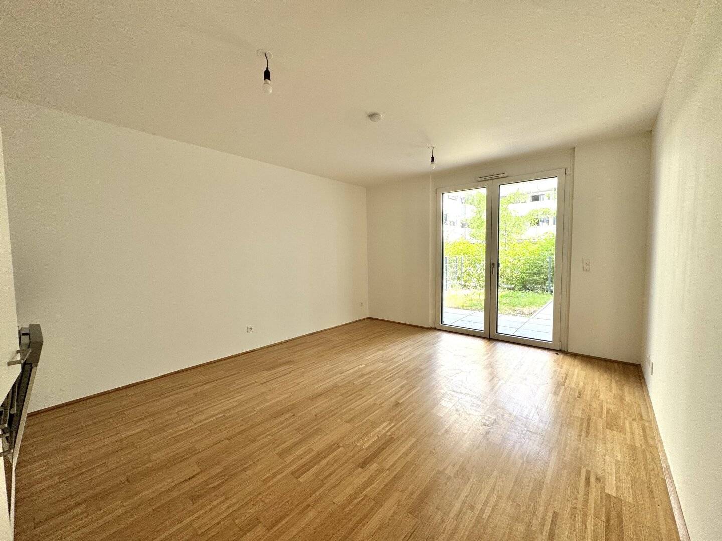 Ground floor apartment with courtyard garden and fitted kitchen