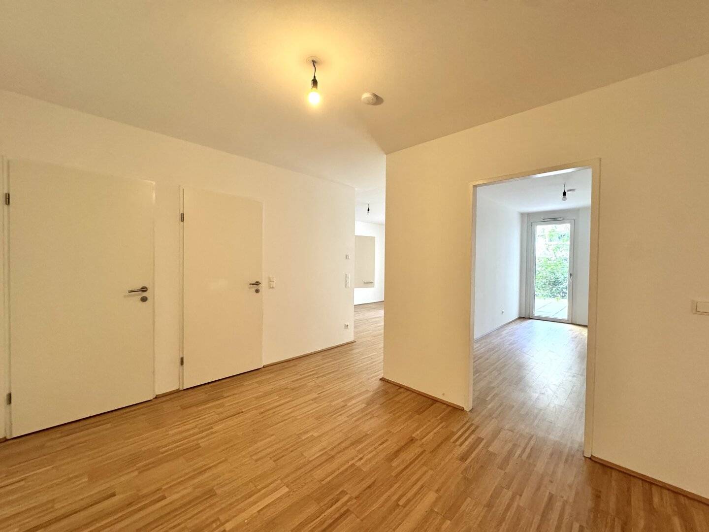 Ground floor apartment with courtyard garden and fitted kitchen