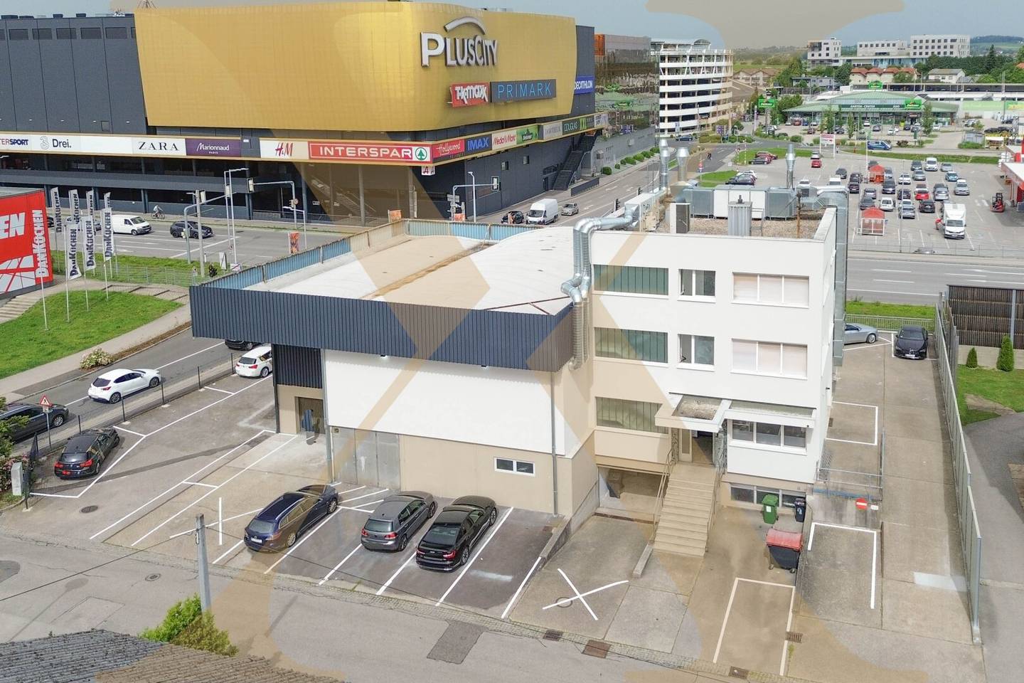 Bright 2-room office in a busy location next to the Plus-City/Pasching for rent