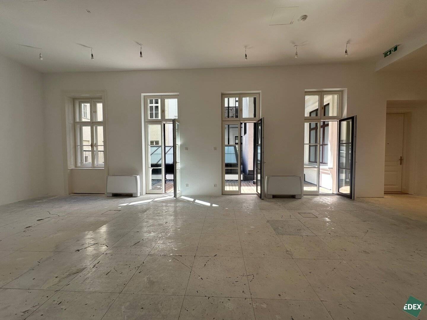 First occupancy after renovation – Representative period office near Rathaus with terrace