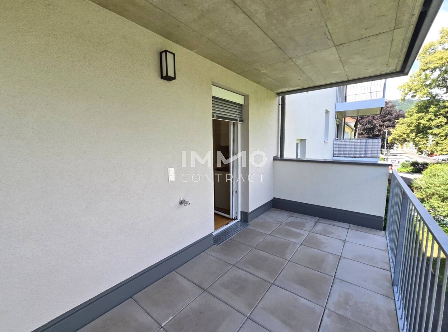 Modern apartment with balcony and fitted kitchen