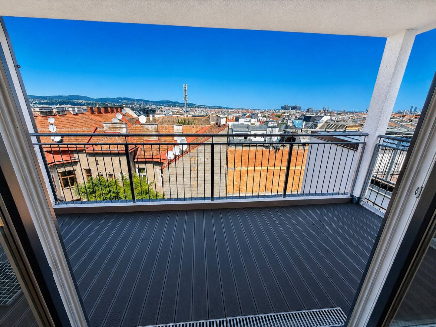 Penthouse above Vienna's rooftops, Maisonette with panoramic view near the subway! Balcony &amp; Terrace!