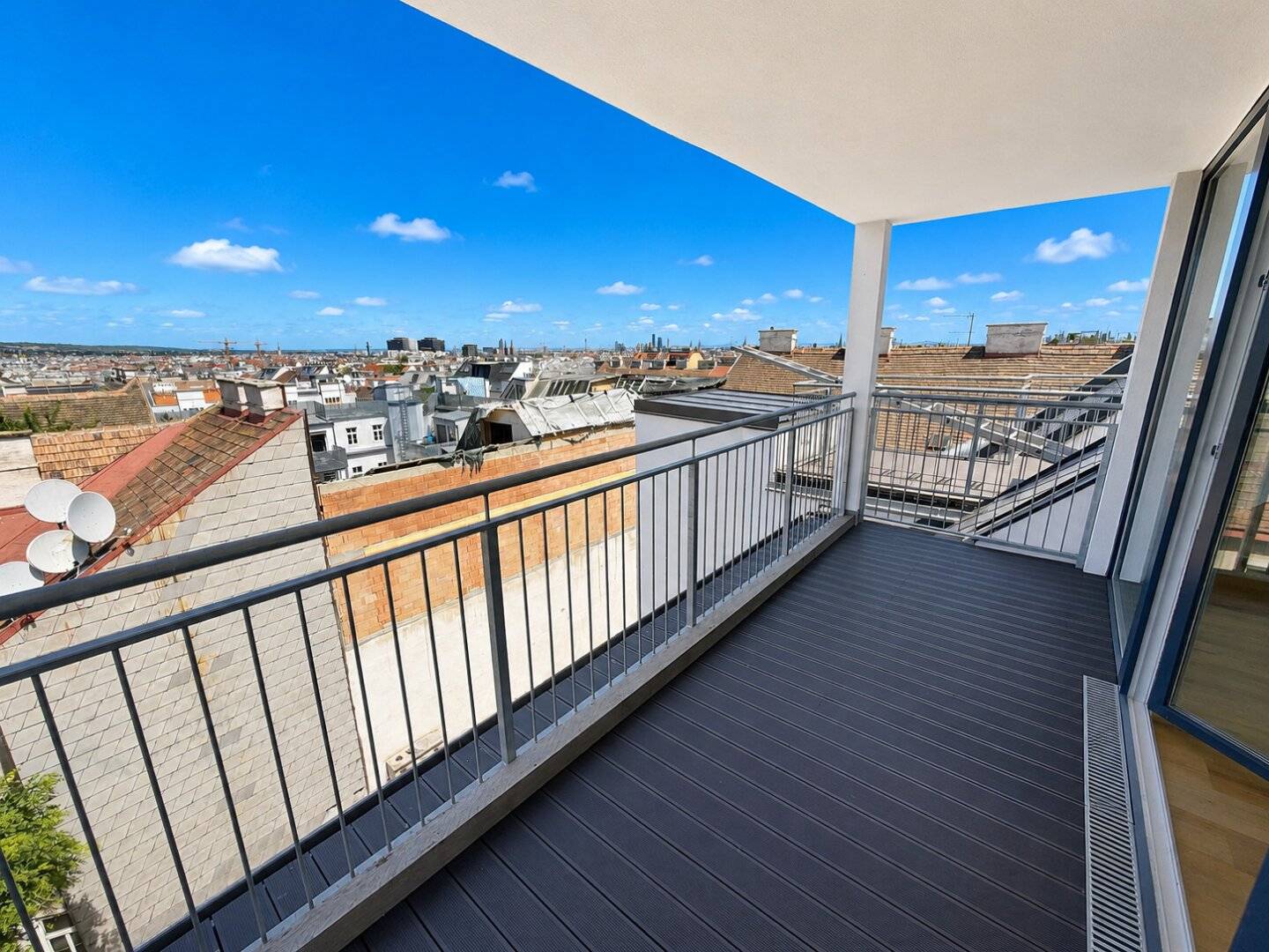 Penthouse above Vienna's rooftops, Maisonette with panoramic view near the subway! Balcony &amp; Terrace!