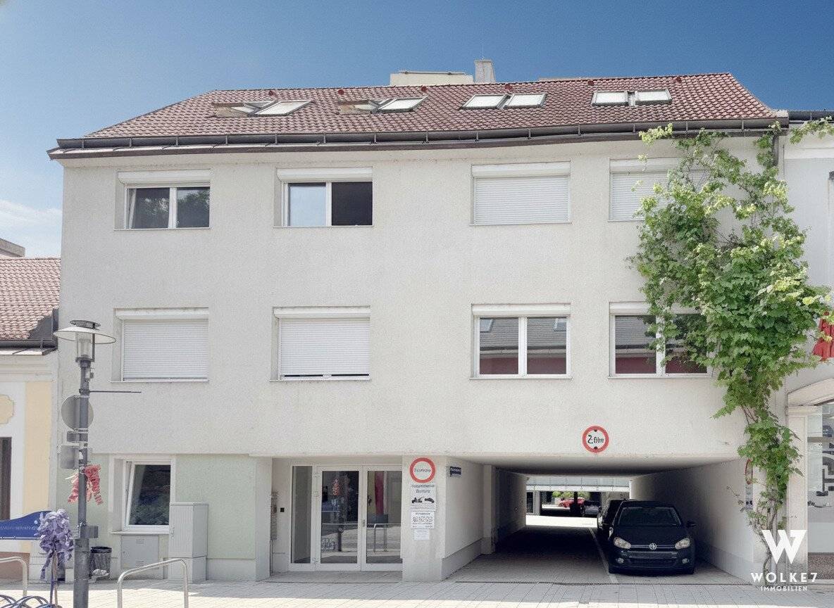 Modernes Zinshaus mit Balkonen und Photovoltaik in zentraler Lage