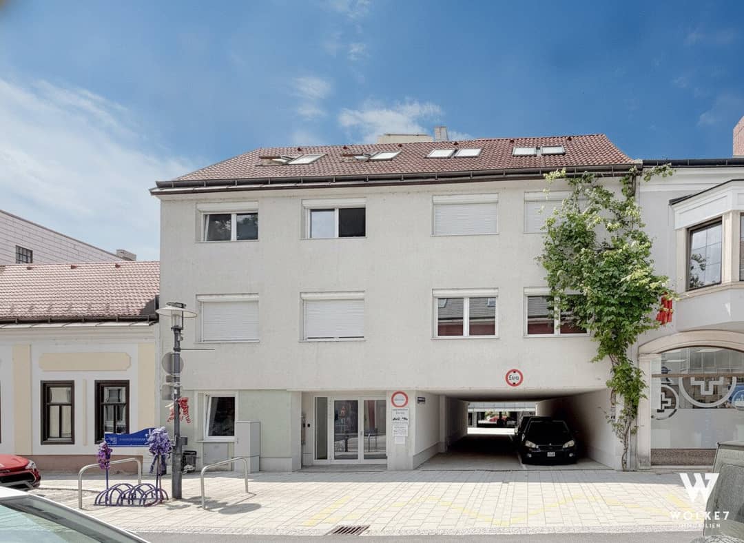 Modernes Zinshaus mit Balkonen und Photovoltaik in zentraler Lage