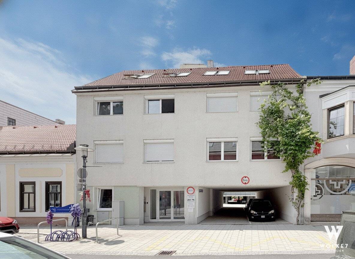 Modernes Zinshaus mit Balkonen und Photovoltaik in zentraler Lage
