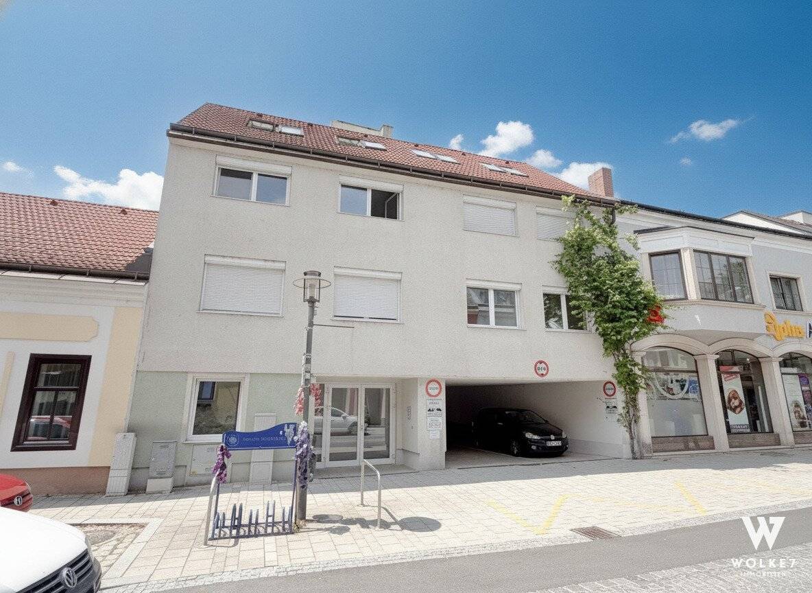 Modernes Zinshaus mit Balkonen und Photovoltaik in zentraler Lage