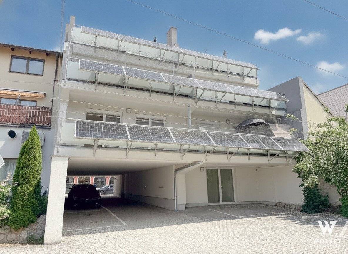 Modernes Zinshaus mit Balkonen und Photovoltaik in zentraler Lage