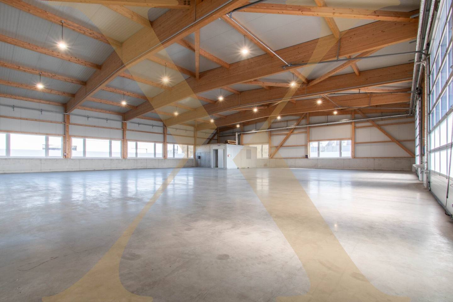 Like-new and heated warehouse or commercial hall with roller shutter in Arbing (Perg district) for rent