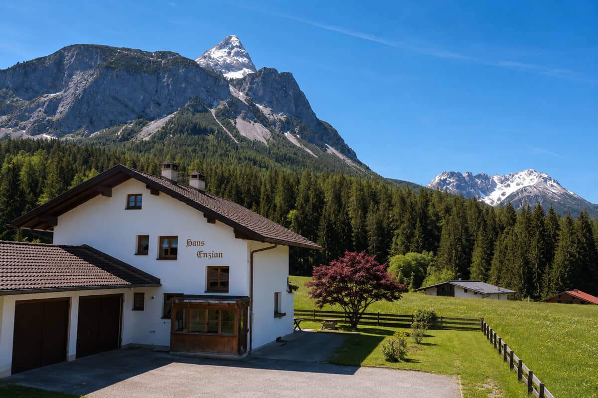 Einfamilienhaus with unobstructed mountain views and garden