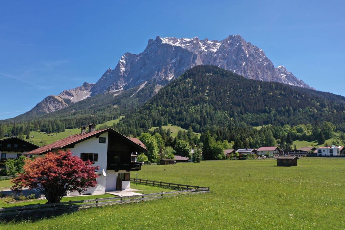 Einfamilienhaus with unobstructed mountain views and garden