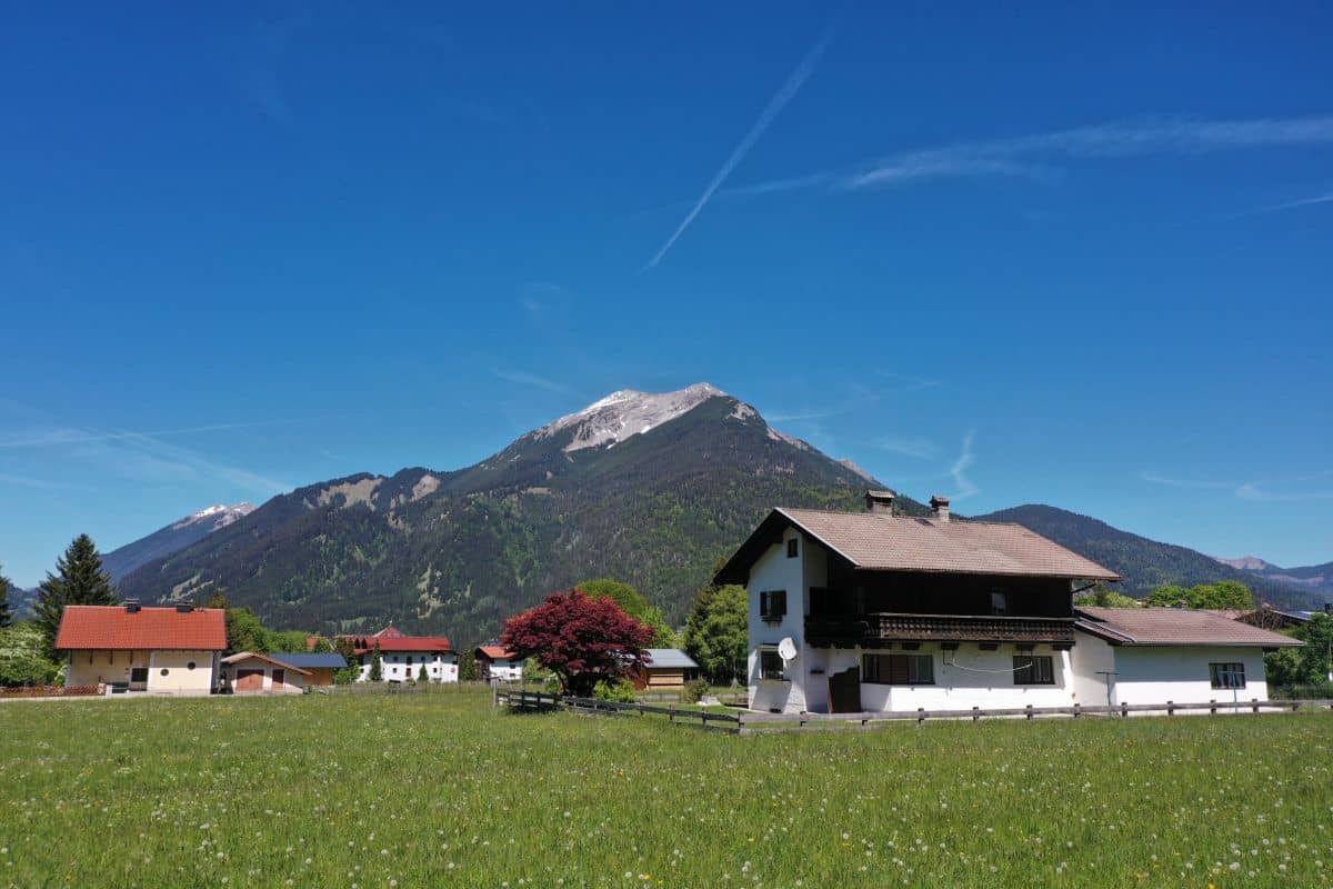 Einfamilienhaus with unobstructed mountain views and garden