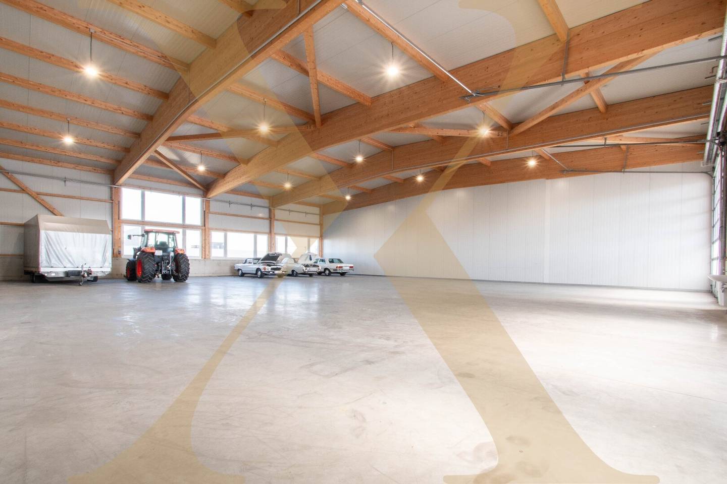 Like-new heated warehouse or commercial hall with roller shutter in Arbing (Perg district) for rent