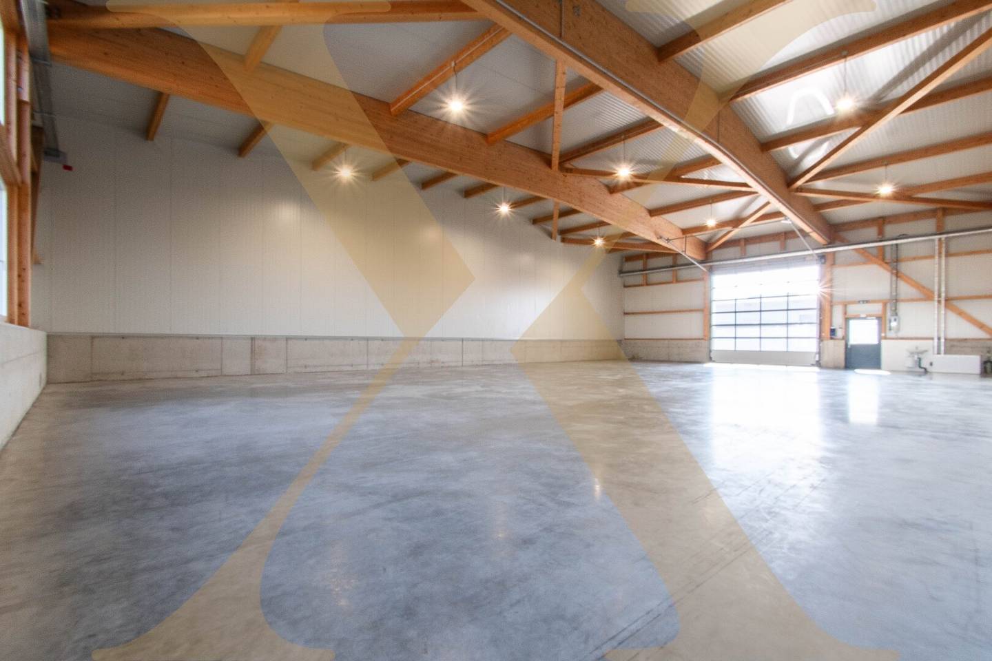 Like new and heated warehouse or commercial hall with roller shutter in Arbing (Perg District) for renty? No trailing punctuation? I must correct: for rent in Arbing (Perg District)