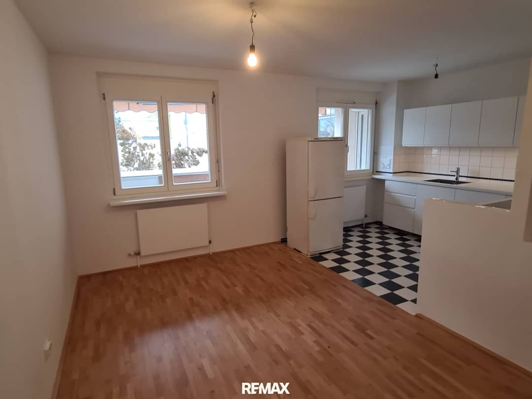 Bright 3 Room Apartment with Loggia in Quiet Location