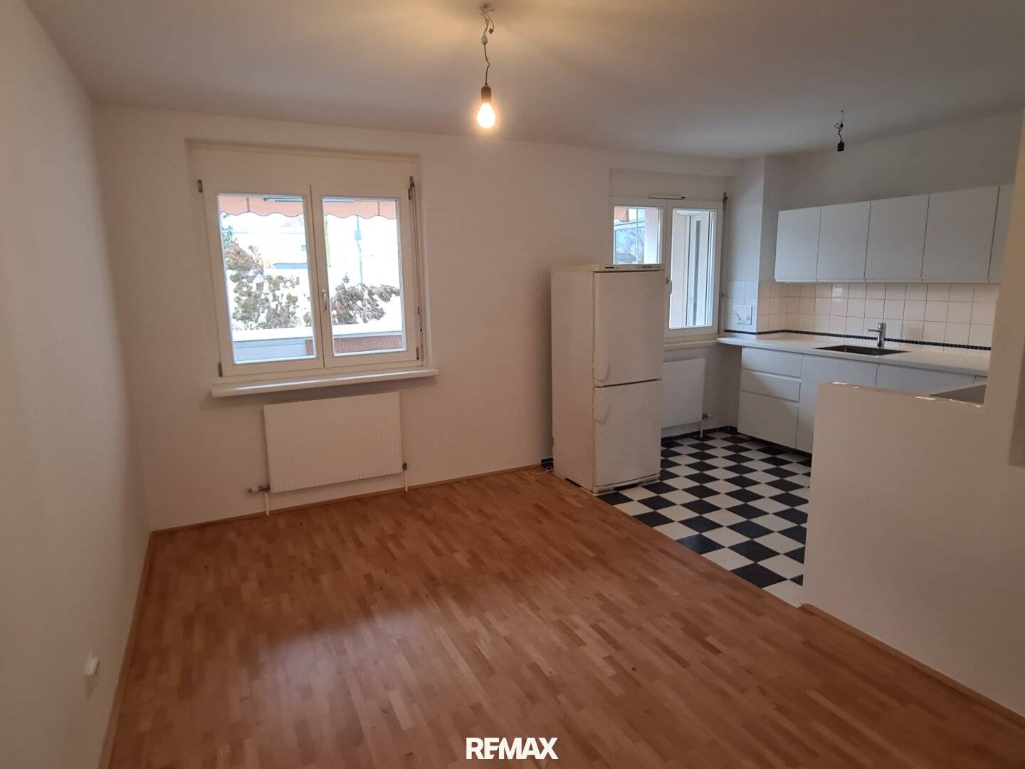 Bright 3 Room Apartment with Loggia in Quiet Location