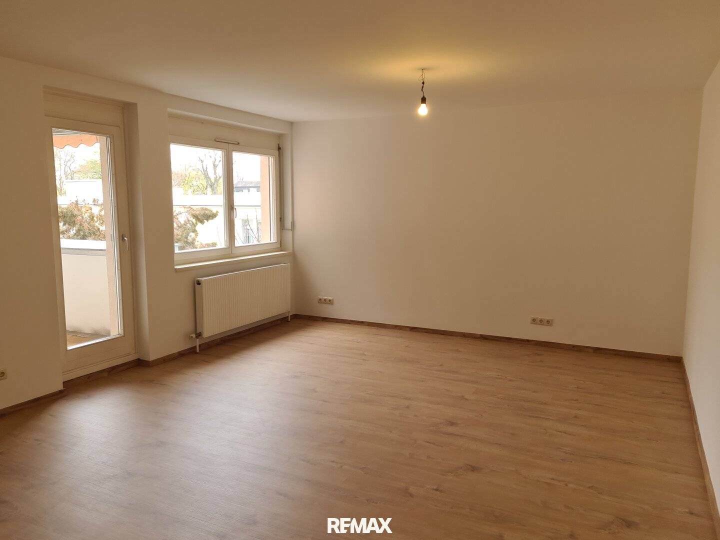 Bright 3 Room Apartment with Loggia in Quiet Location