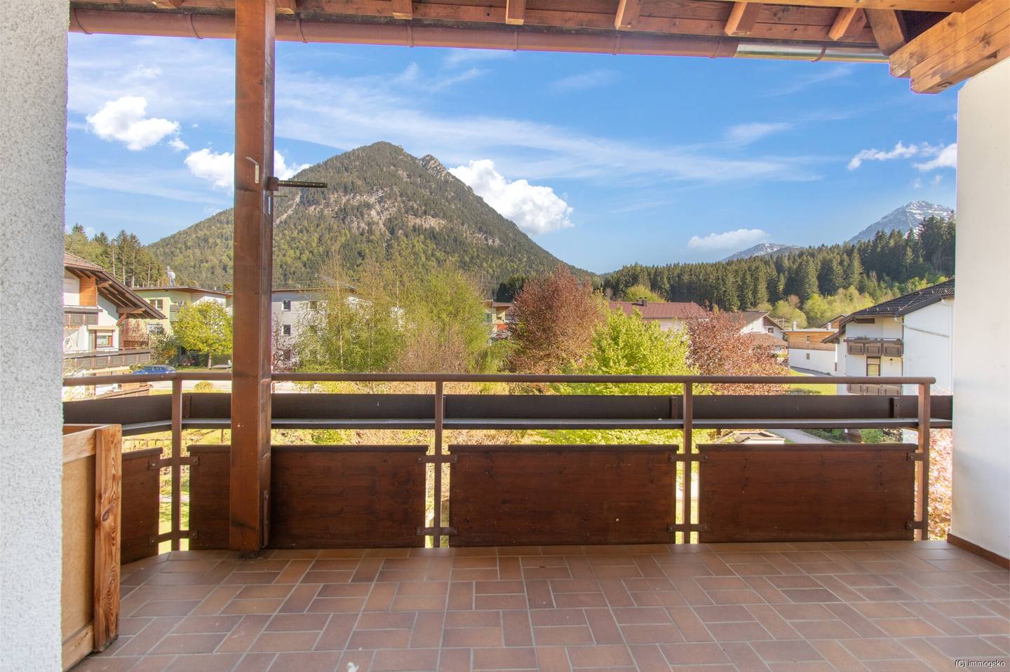 Helle Etagenwohnung mit Balkon und Bergblick