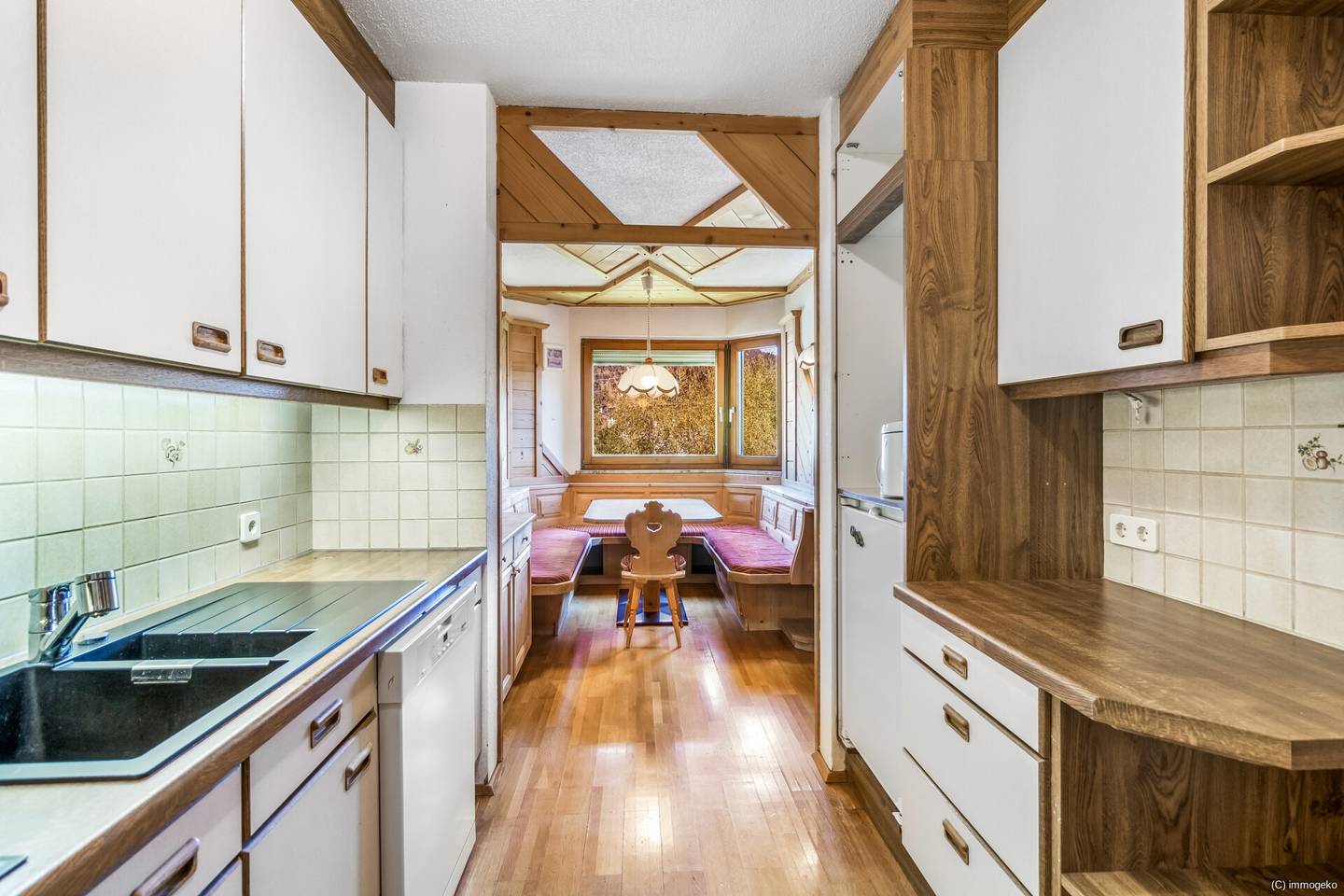 Helle Etagenwohnung mit Balkon und Bergblick