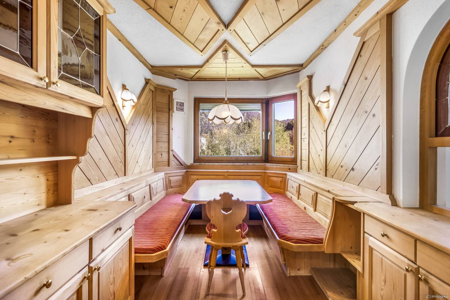Helle Etagenwohnung mit Balkon und Bergblick