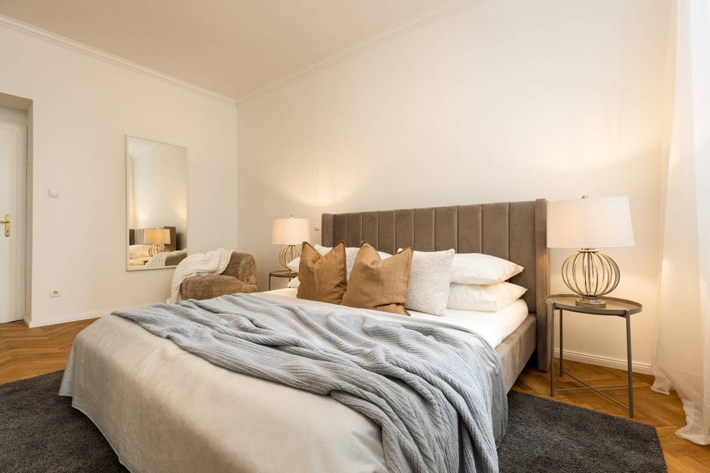 Timeless historic apartment elegance with open fireplace, custom built-ins and balcony overlooking greenery