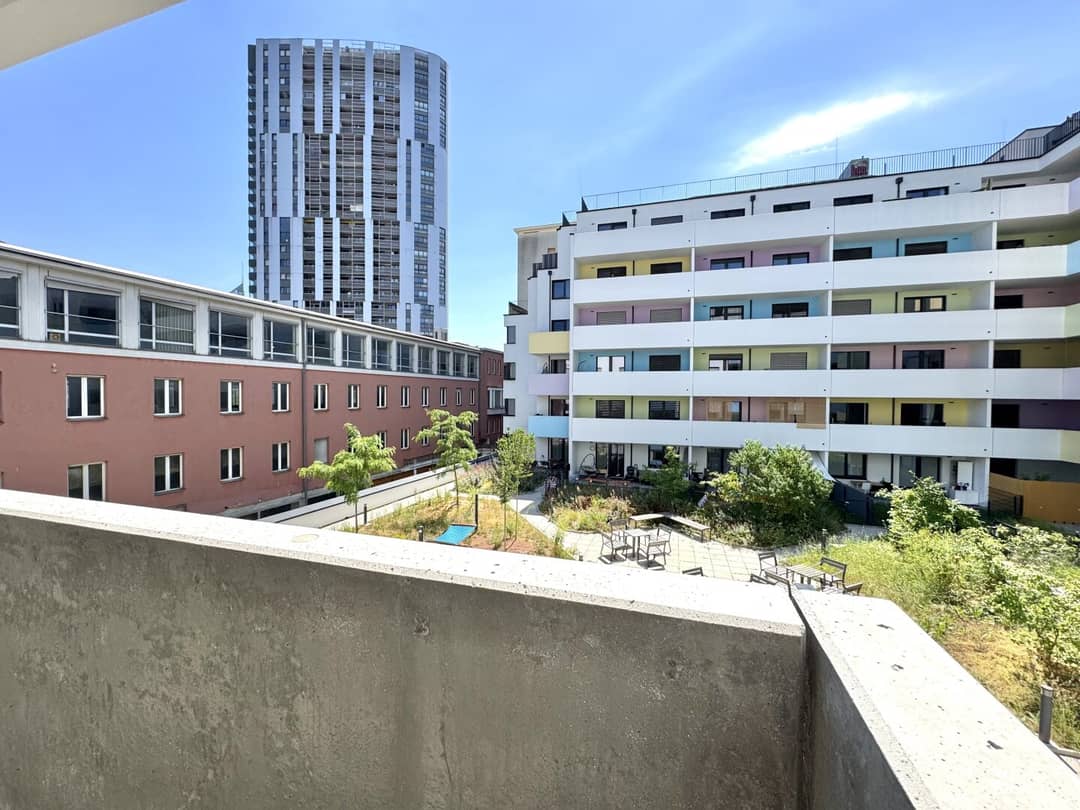 Bright 2 room apartment with balcony and fitted kitchen