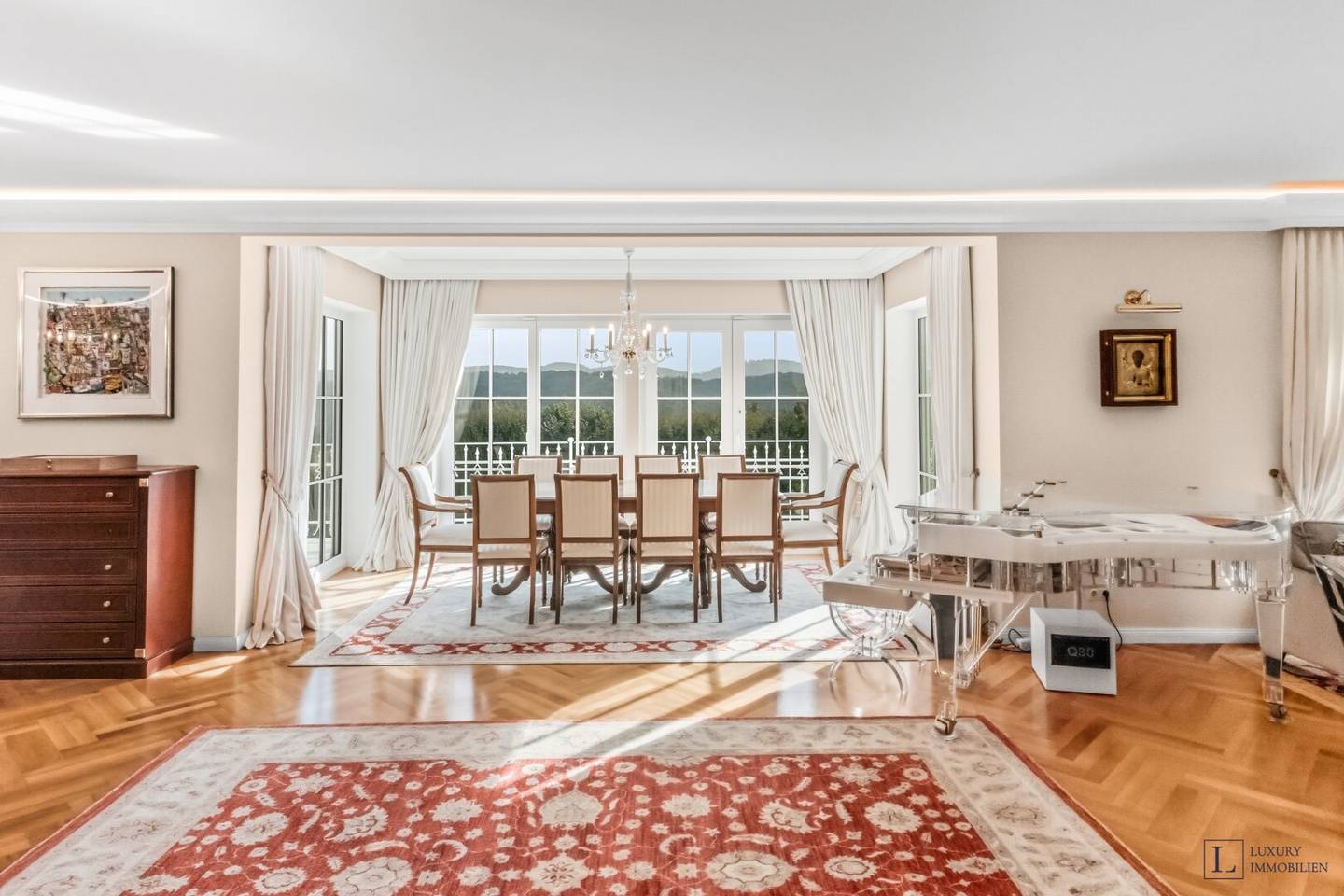 Klassische Villa mit Panoramablick und Pool