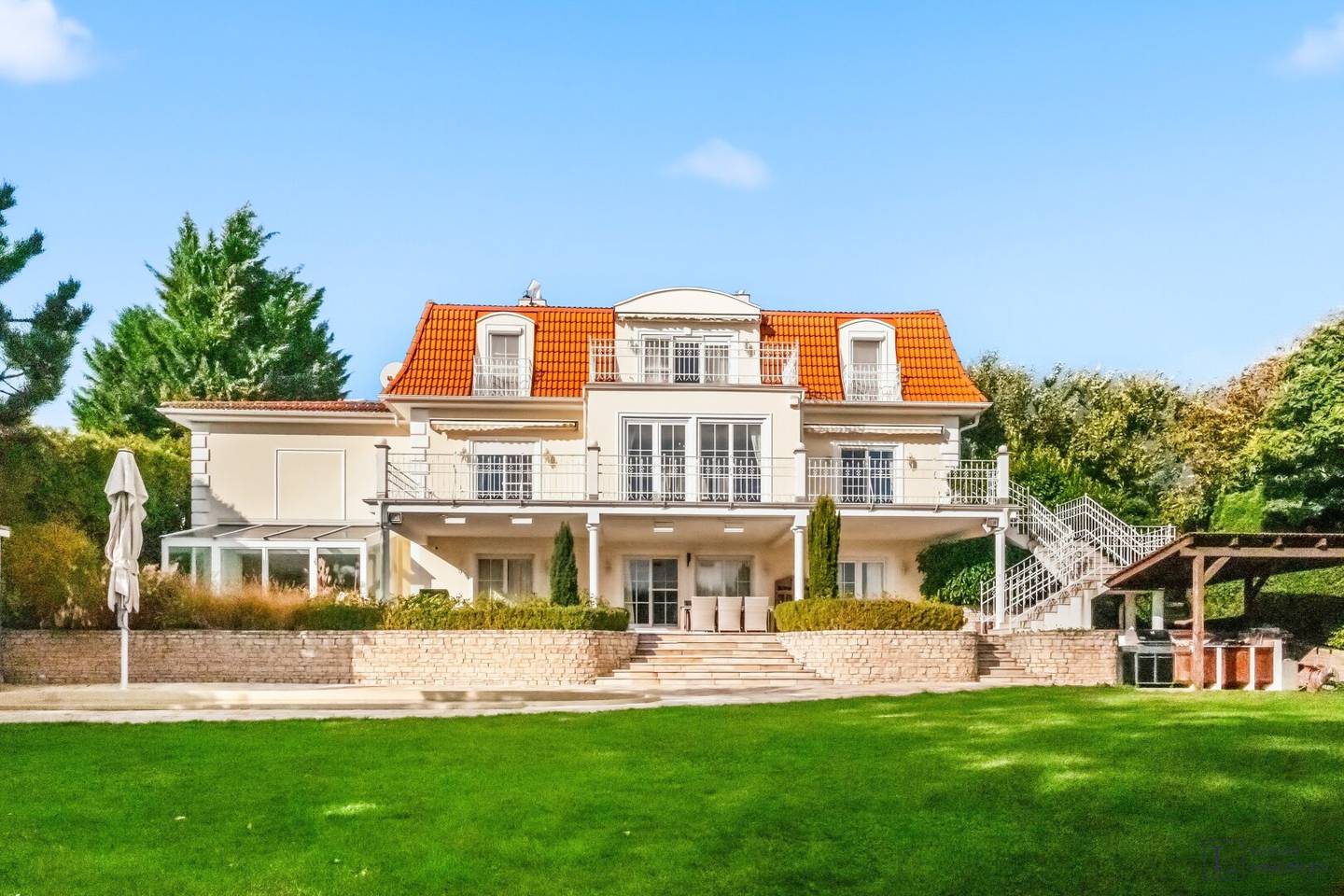 Klassische Villa mit Panoramablick und Pool