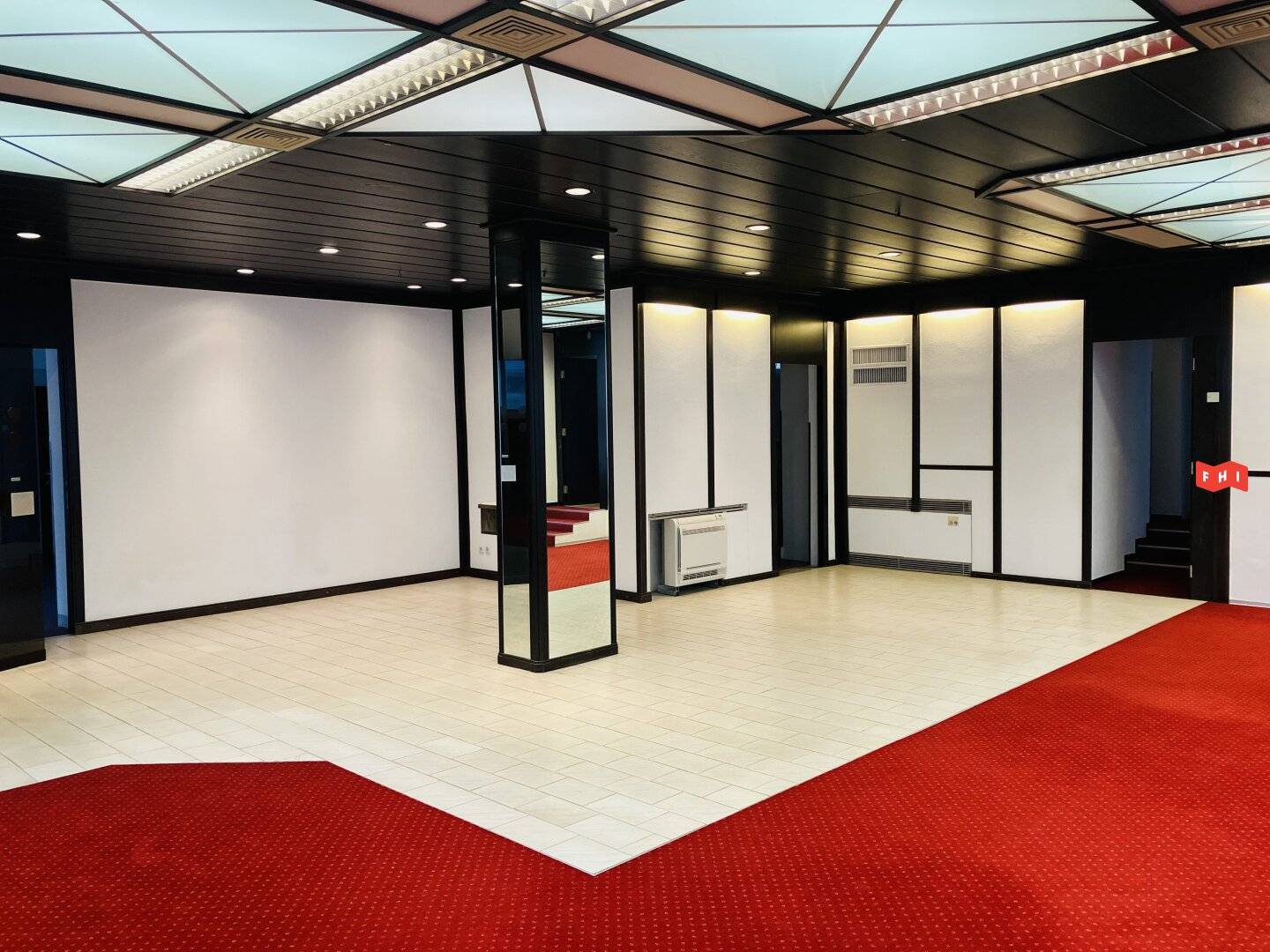 Bright commercial space with parquet in a Gründerzeit building
