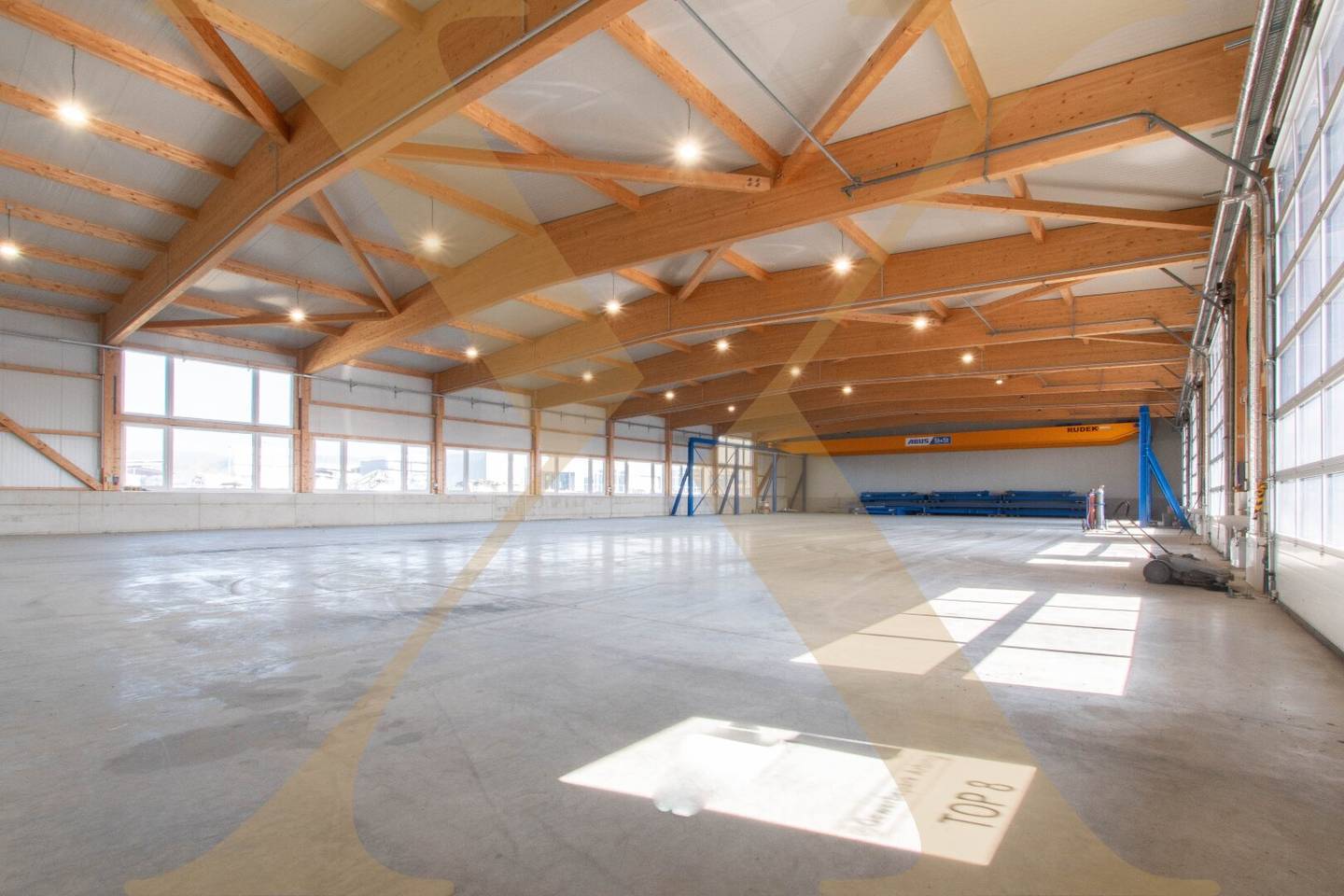 Like new and heated warehouse or commercial hall including roller shutter in Arbing (Perg District) for rent