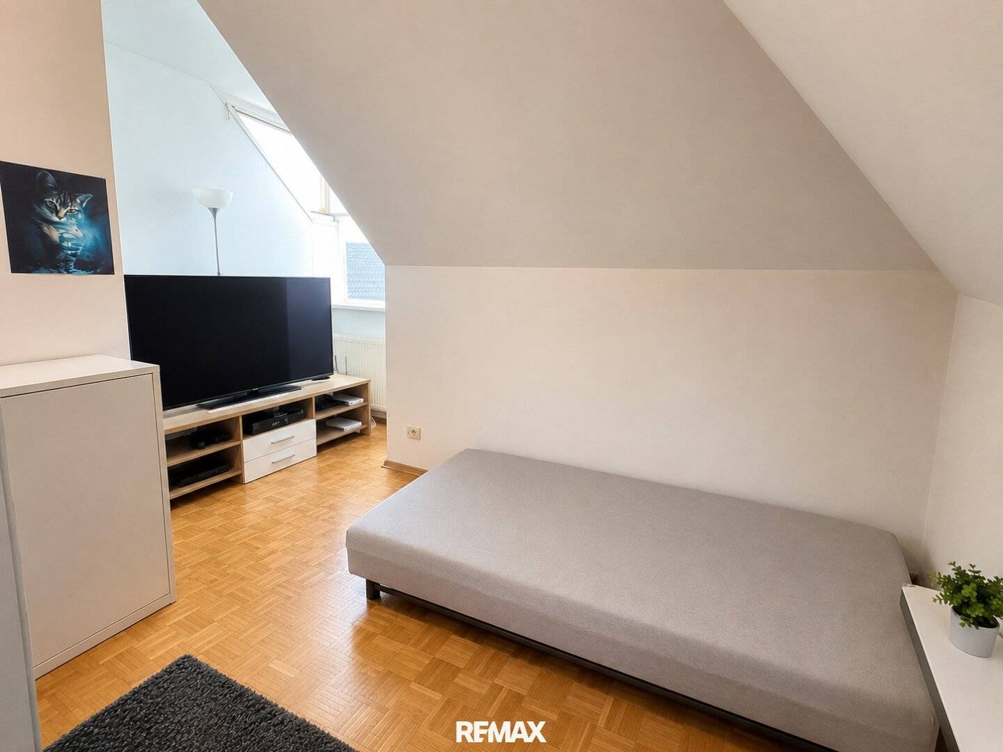 Partially furnished attic apartment with fitted kitchen in central location