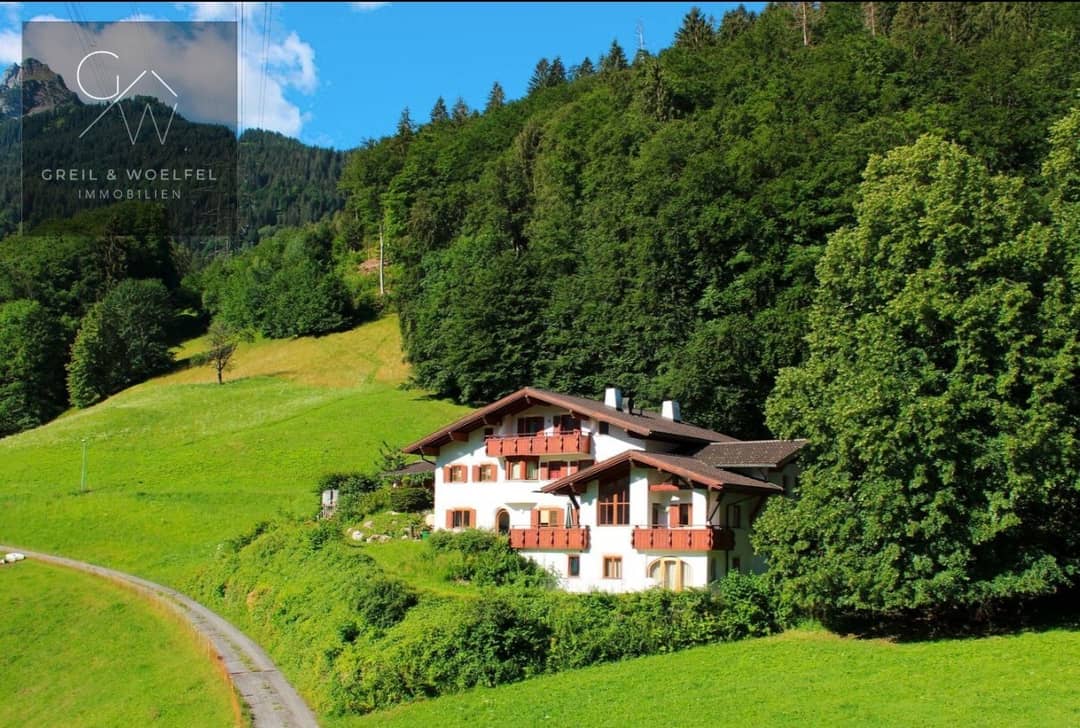 Apartment with Balcony and Mountain View
