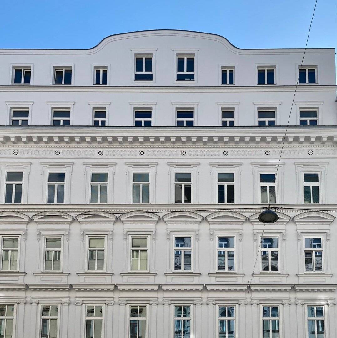 Near Naschmarkt Top renovated 3-room apartment with balcony